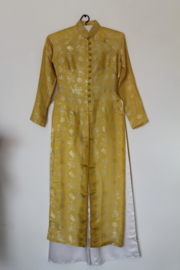 Exclusieve Gele Zijden Áo Dài (3 manh)–Vietnamese Jurk met Traditionele Prints – Maat