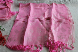 Roze, zilver, glanzende sjaal
