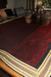 Handgeweven Cham Brokaat Tafelkleed – Rood & Zwart – Etnisch Design