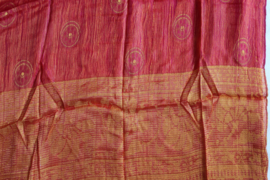 Wijnrode, bronnen  kleurige sjaal