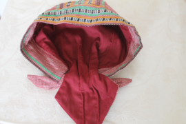 Roze, paarse brokaten muts of hoofddeksel