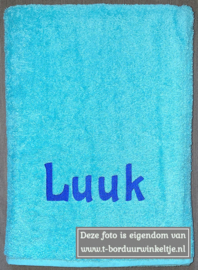 Strandlaken Lente Blauw geborduurd met naam