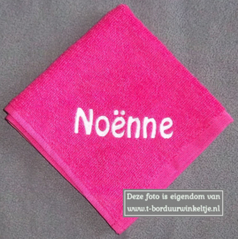 Monddoekje Fuchsia geborduurd met naam