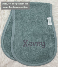 Schouder spuugdoek Stone Green geborduurd met naam