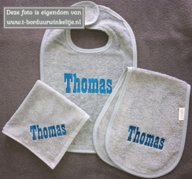 Slab, Schouderspuugdoek & Monddoek Grey Blue geborduurd met naam