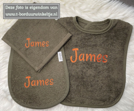 Slab, Schouderspuugdoek & Monddoek Forest geborduurd met naam