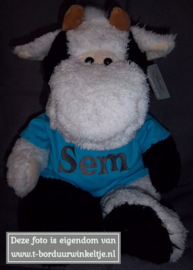 Knuffel Koe met T-shirt geborduurd met naam