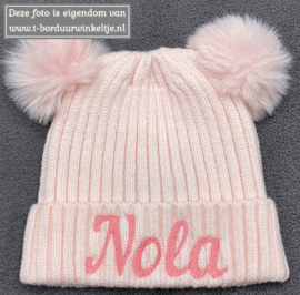 Gebreid mutsje blush 6-12 maanden geborduurd met naam