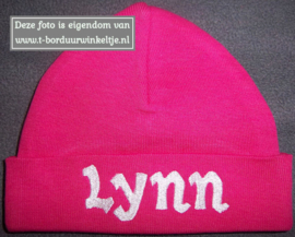 Fuchsia mutsje 50/56 geborduurd met naam