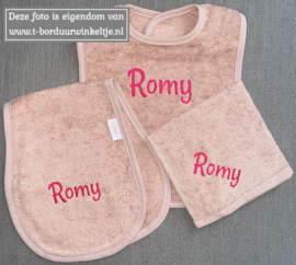 Slab, Schouderspuugdoek & Monddoek Pinkstone geborduurd met naam