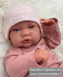 Blush mutsje 50/56 geborduurd met naam