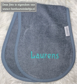 Schouder spuugdoek Grey Blue geborduurd met naam