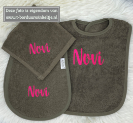 Slab, Schouderspuugdoek & Monddoek Forest geborduurd met naam