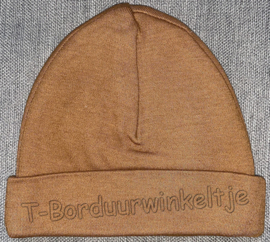 Brown Clay mutsje 62/68 geborduurd met naam