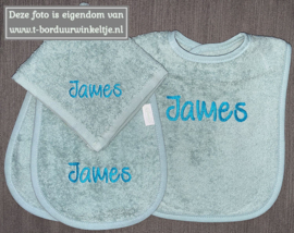 Slab, Schouderspuugdoek & Monddoek Stone Green geborduurd met naam