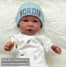 Stone Green mutsje 62/68 geborduurd met naam