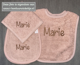 Slab, Schouderspuugdoek & Monddoek Pinkstone geborduurd met naam