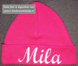 Fuchsia mutsje 50/56 geborduurd met naam