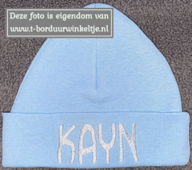 Blauw mutsje 62/68 geborduurd met naam