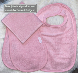 Slab, Schouderspuugdoek & Monddoek Licht Roze geborduurd met naam