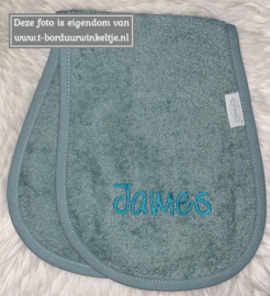 Schouder spuugdoek Stone Green geborduurd met naam