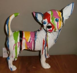 Beeld Chihuahua wit met kleurig kunstdrup