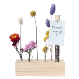 Bloemenstandaard voor juf – met droogbloemen, bloemzaadjes & bedankkaartje