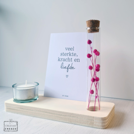 Memory Shelf met Droogbloemen, een kaarsje en een kaartje | Veel sterkte, kracht en liefde