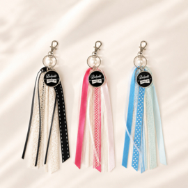 Sleutelhanger “Bedankt juf” met linten – Cadeautje in zwart, blauw of roze