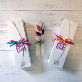 Set van 2 sojakaarsen met droogbloemen – “Lieve juf”
