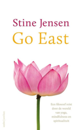Go east een filosoof reist door de wereld van yoga, mindfulness en spiritualiteit , Stine Jensen