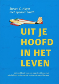 Uit je hoofd, in het leven een werkboek voor een waardevol leven met mindfulness en acceptatie en commitment therapie , Steven Hayes