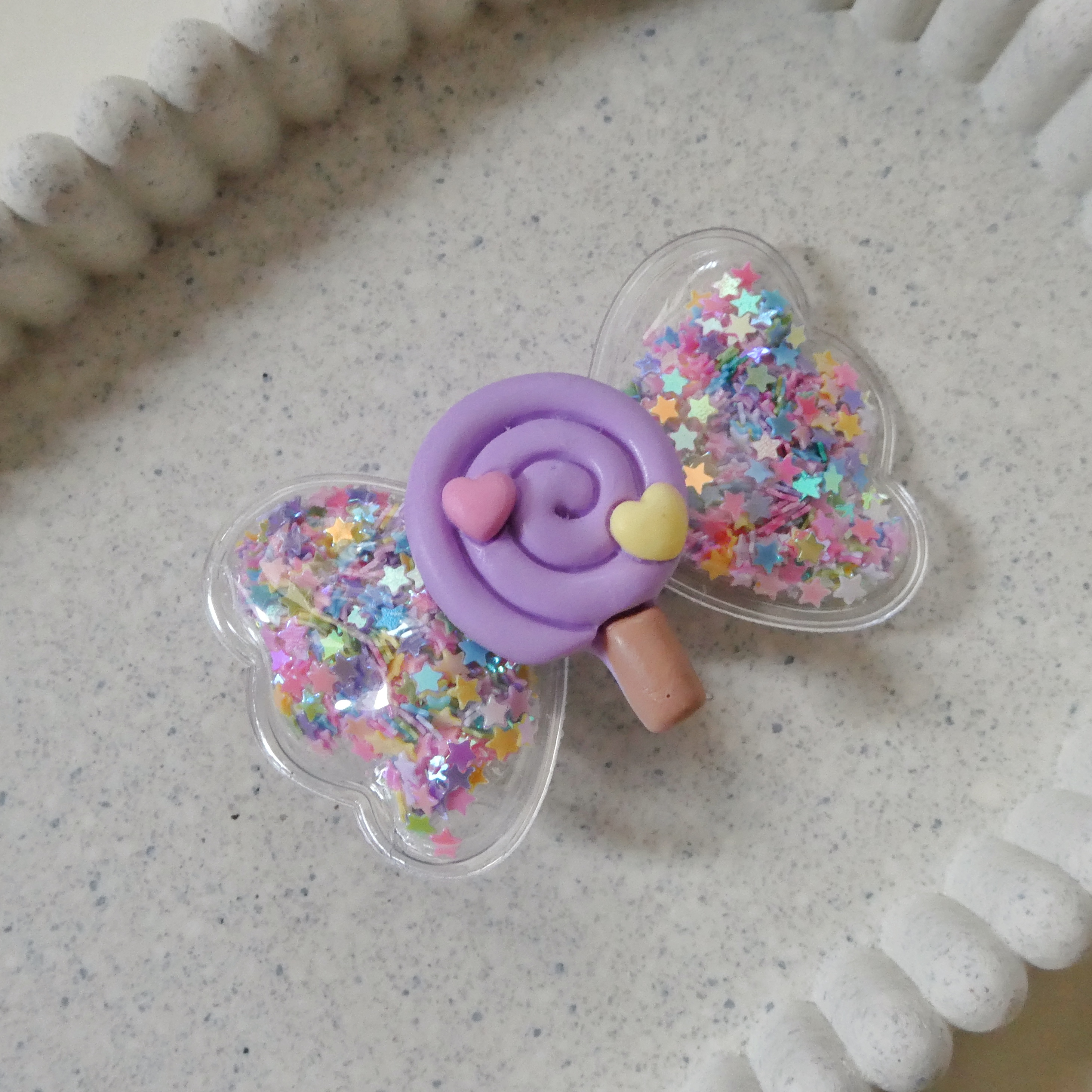 Gevulde strik met snoeplolly | alligator clip