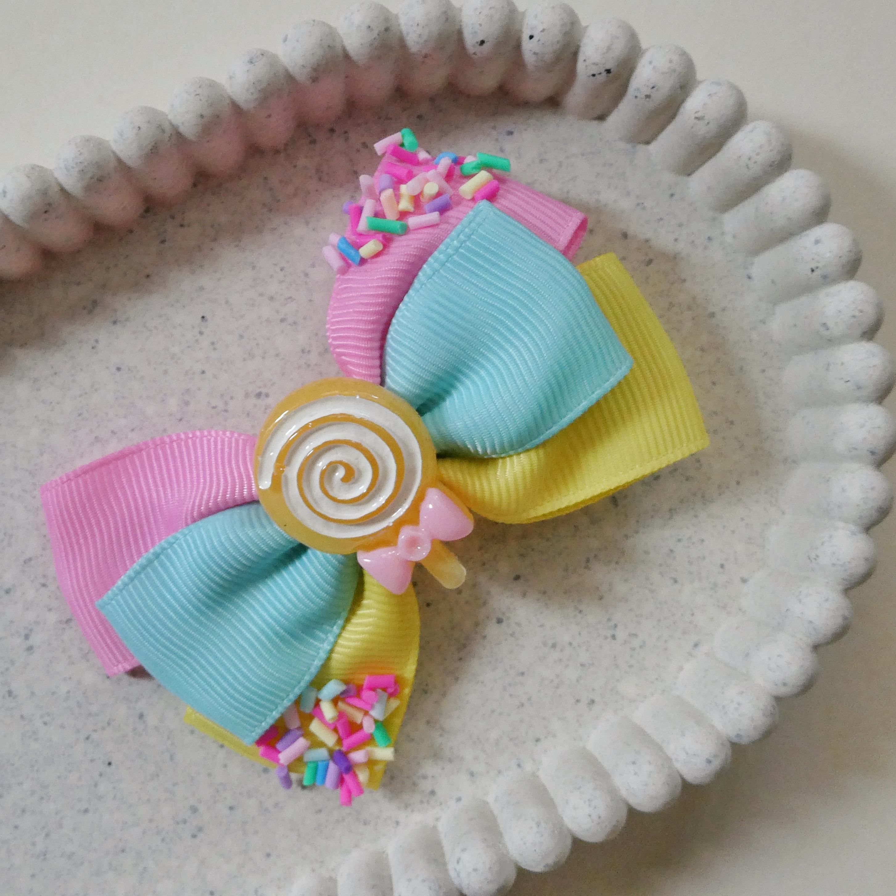 Gekleurde strik met snoeplolly | alligator clip