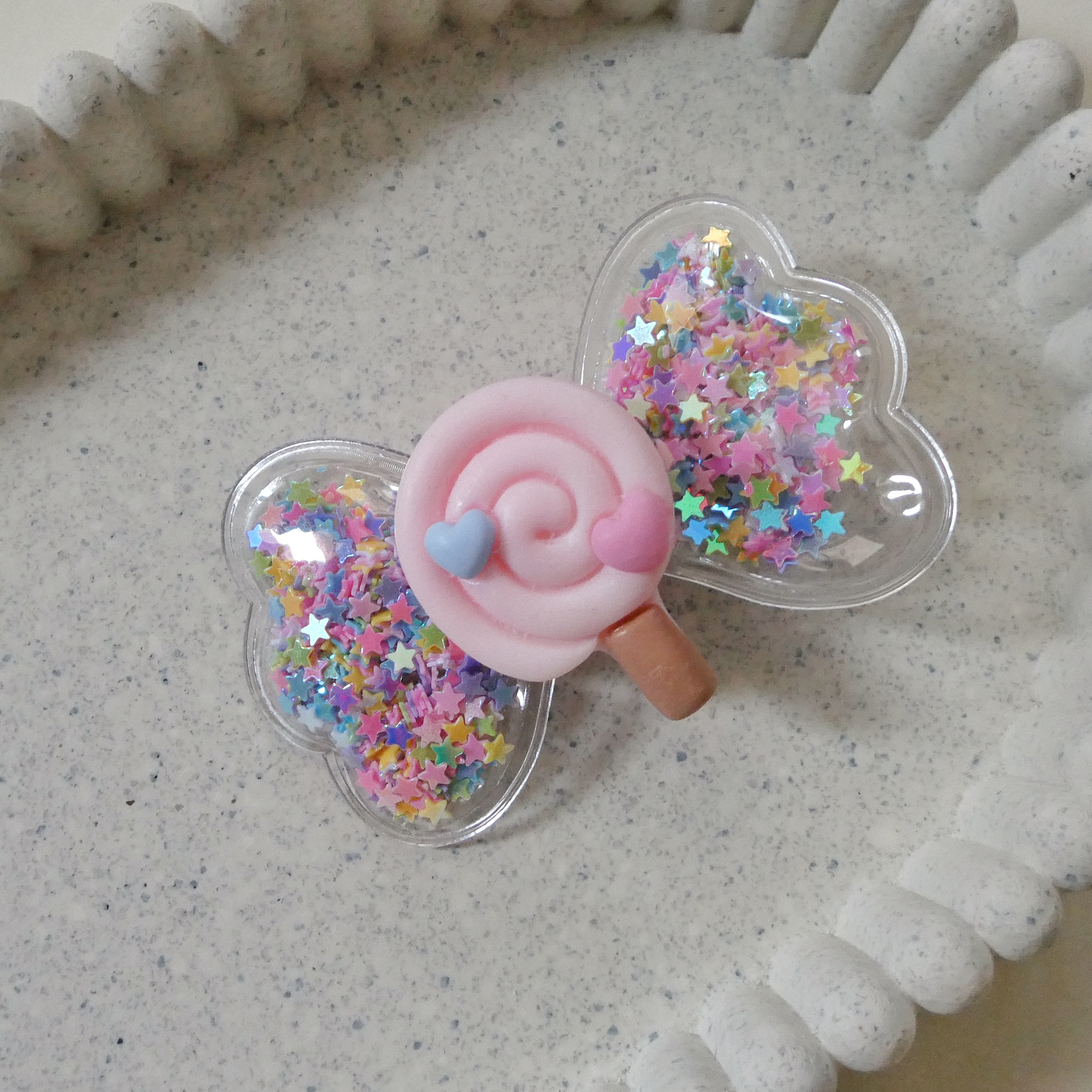 Gevulde strik met snoeplolly | alligator clip