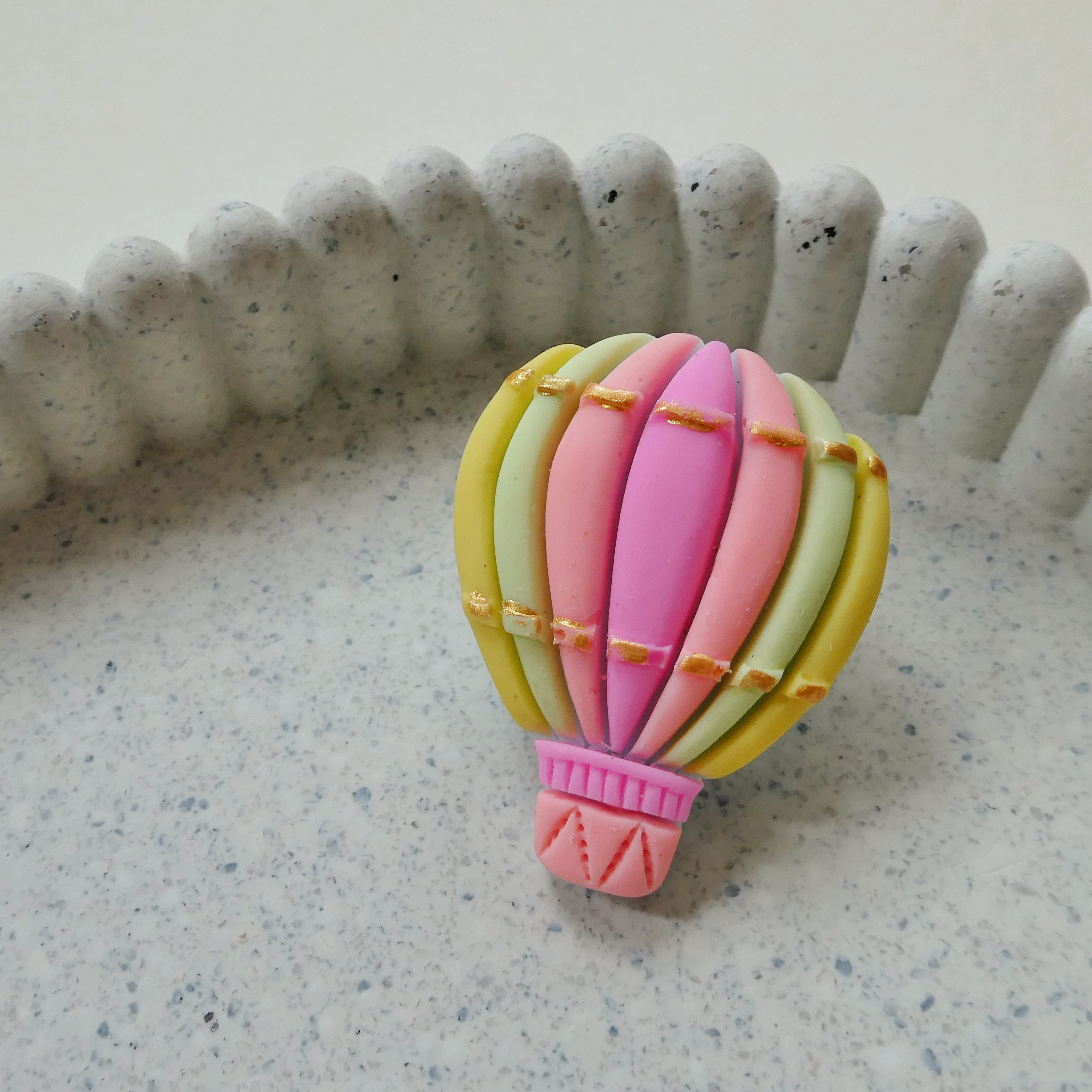 Luchtballon roze geel - kleding pin