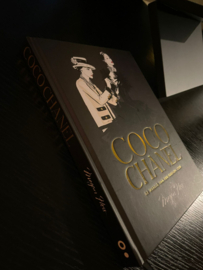standaard  zwart  + Coco  Chanel book