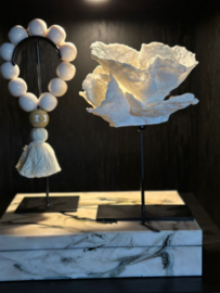 Coral flower wit op statief