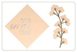 Muurdecoratie "One day at a time"