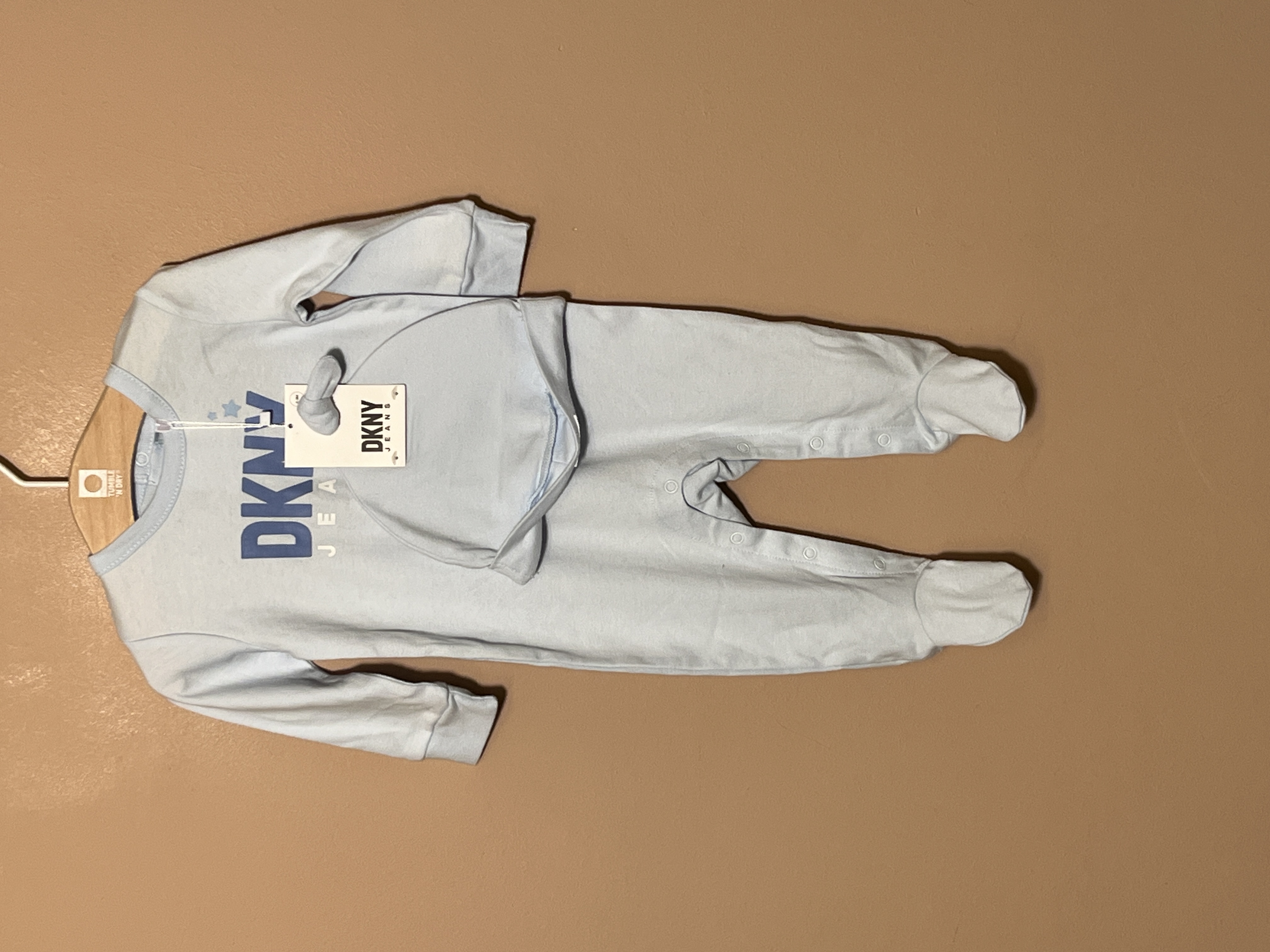 DKNY playsuit voor jongen of meisje van 6 / 9  maanden met maat 68 / 74