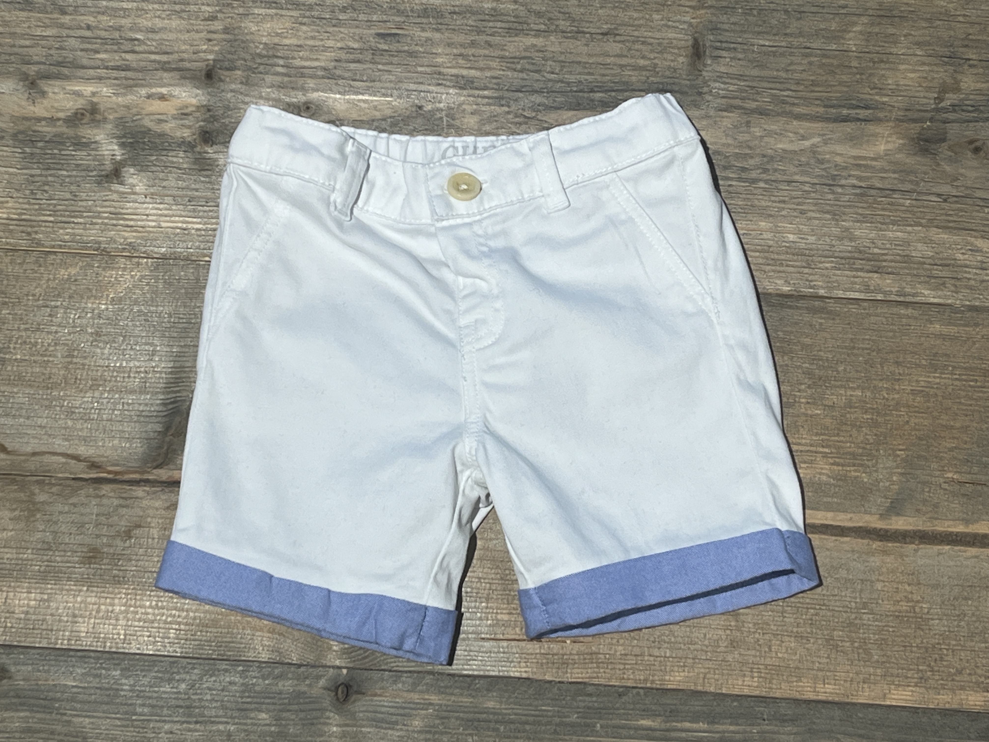 Guess short voor jongen van 6 maanden met maat 68