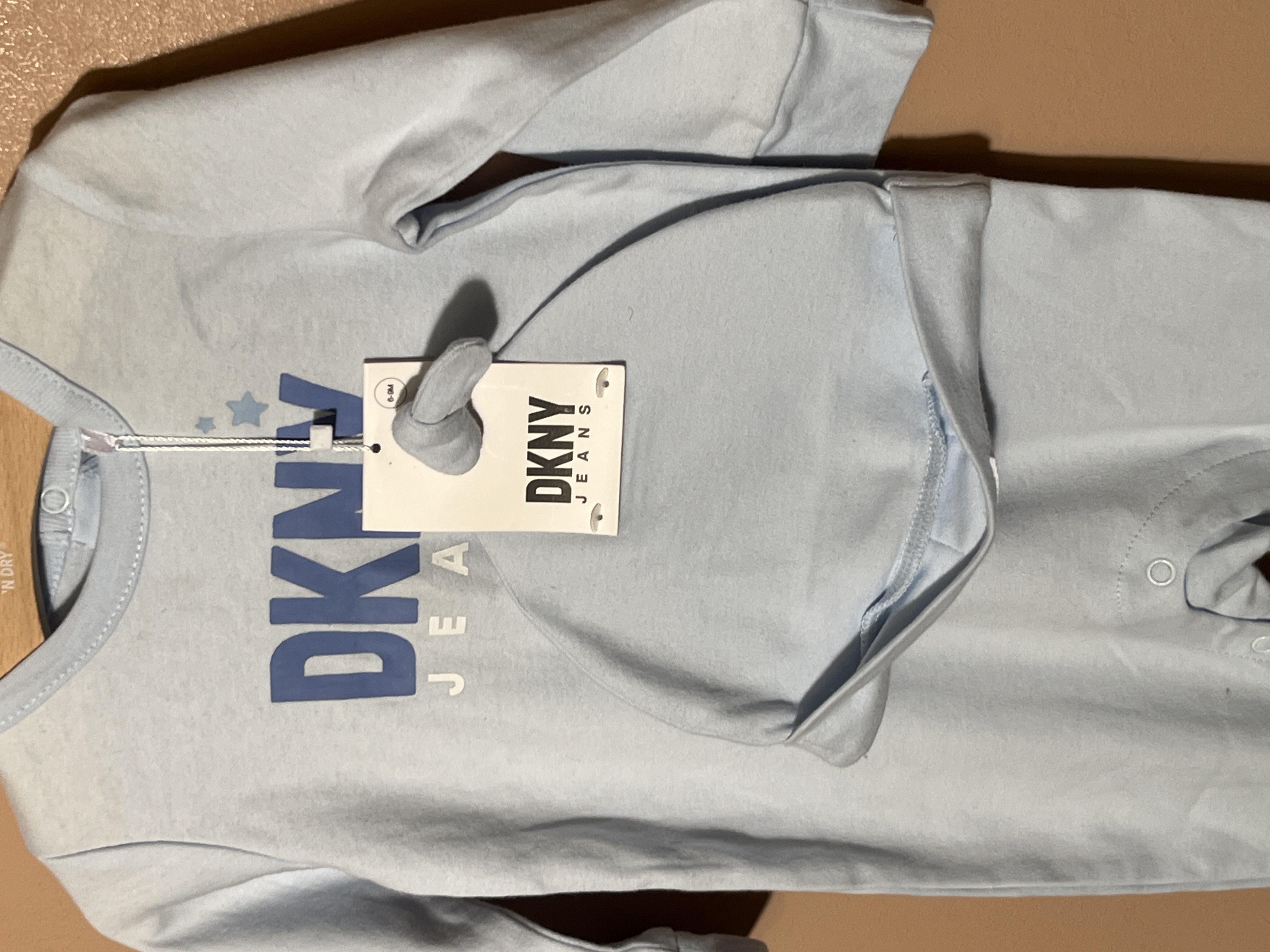 DKNY playsuit voor jongen of meisje van 6 / 9  maanden met maat 68 / 74