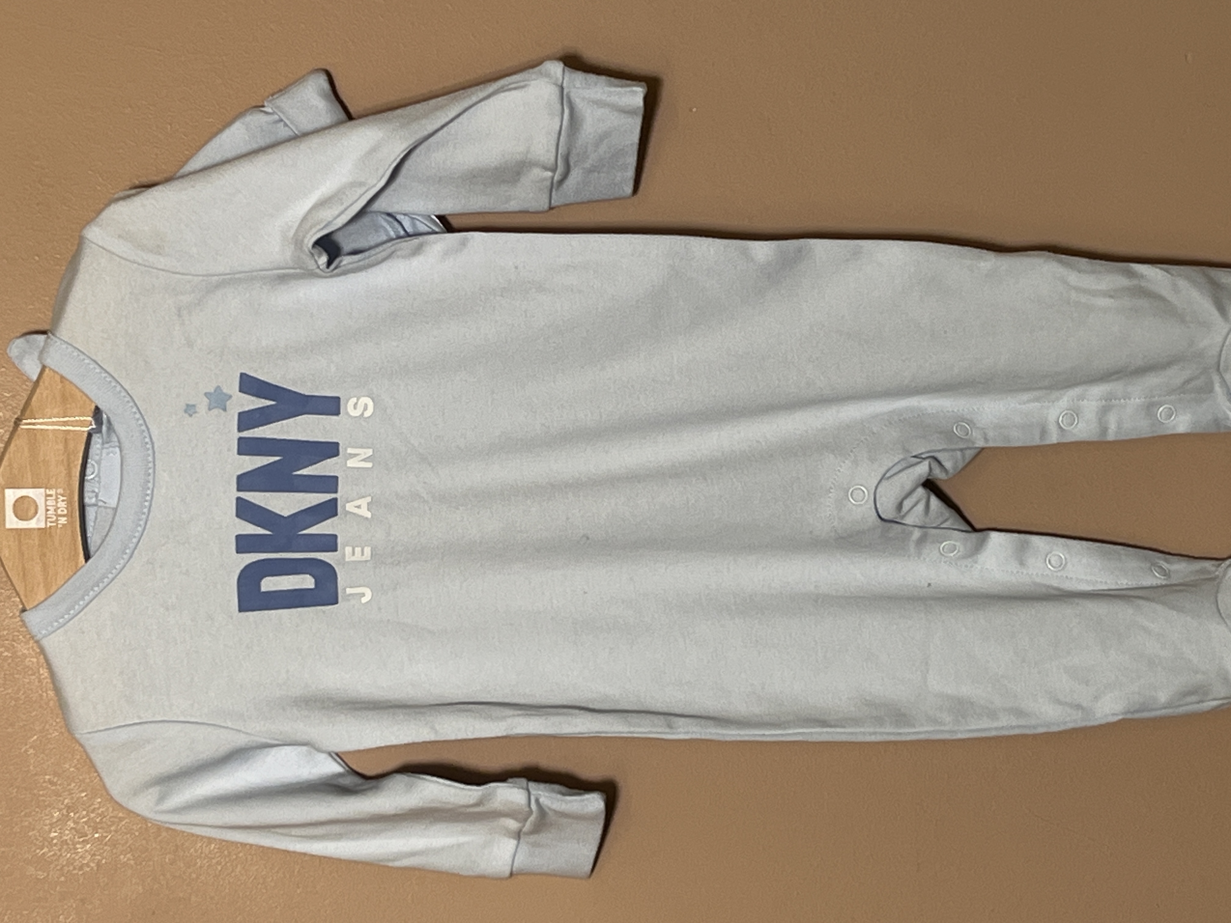 DKNY playsuit voor jongen of meisje van 6 / 9  maanden met maat 68 / 74