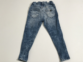 Guess damaged broek voor meisje van 6 jaar met maat 116