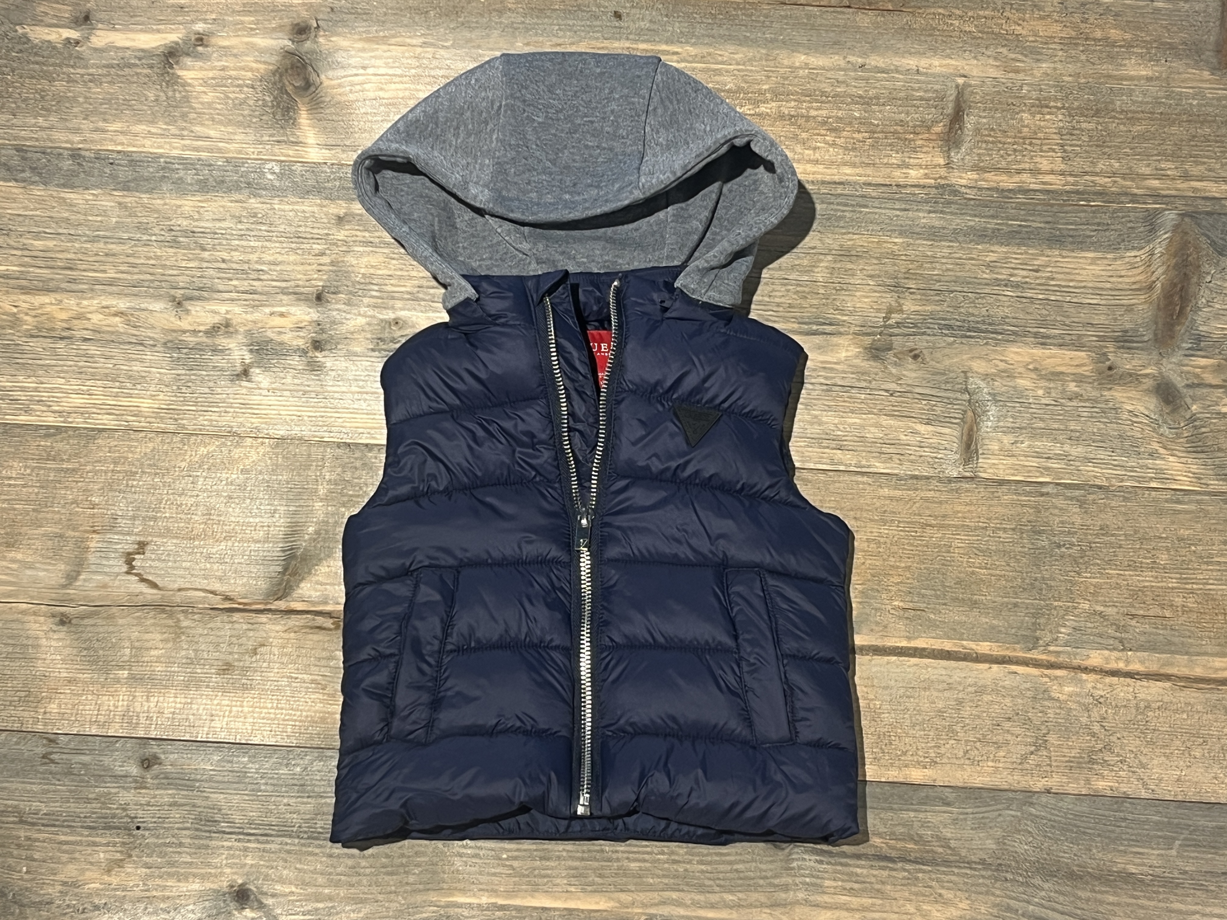 Guess bodywarmer voor jongen van 1  jaar met maat 80