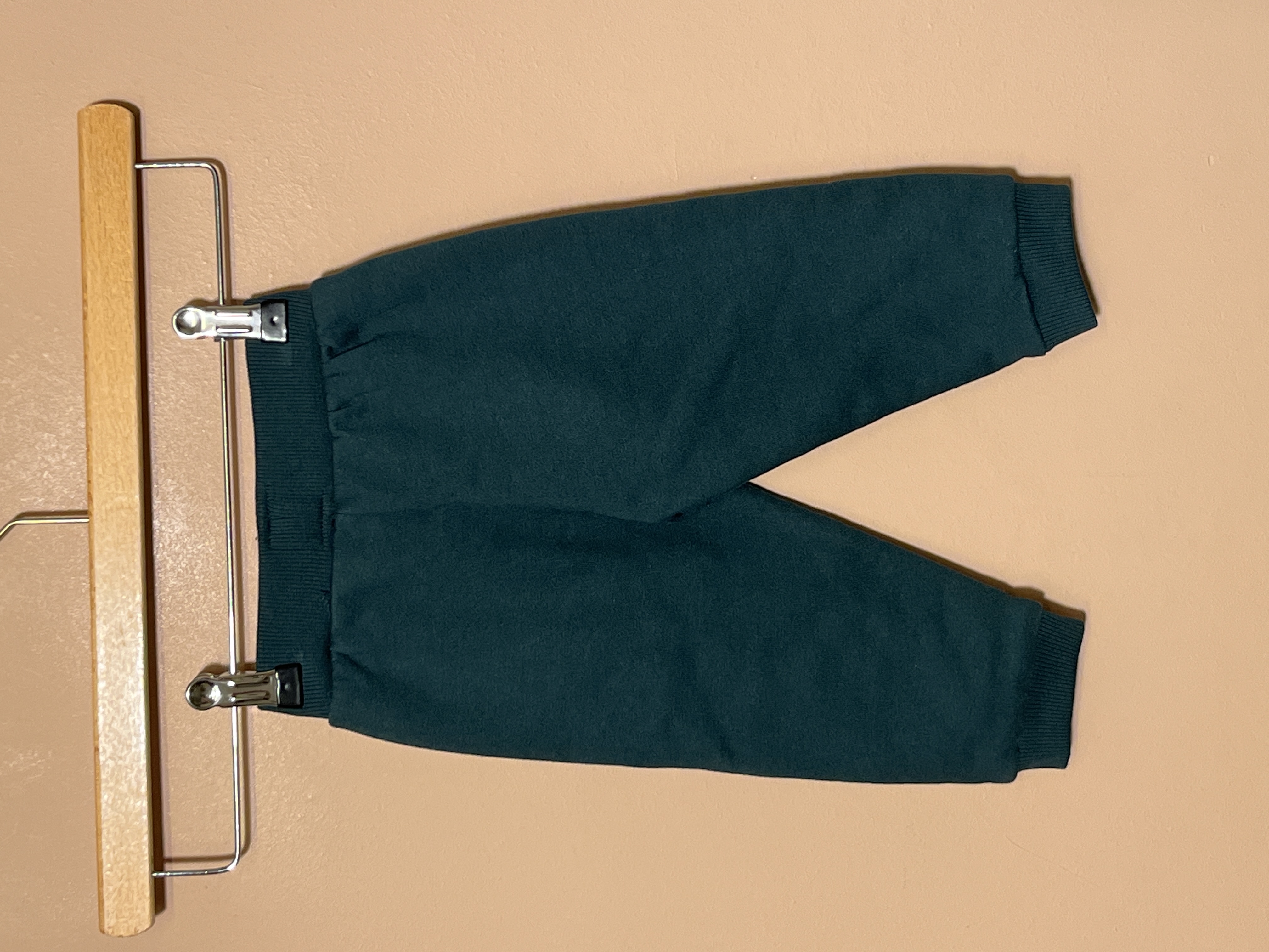 Guess joggingbroek voor jongen van 12 maanden met maat 80