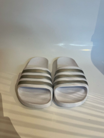Adidas slippers voor meisje met schoenmaat 31