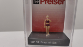 Preiser H0 vrouw met ijsje ovp 28163