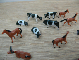 Dieren mix set, 8 stuks, paarden en koeien diverse houdingen en kleuren HO