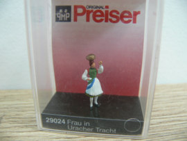 Preiser H0 29024 Frau in Uracher Tracht